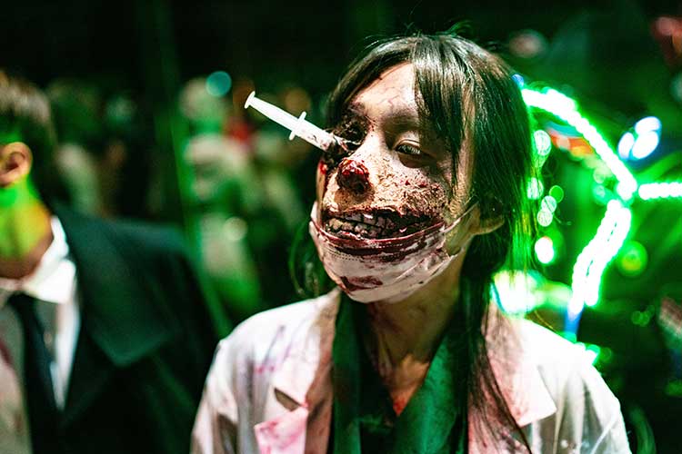 Les défilés de zombies envahissent les rues pour Halloween