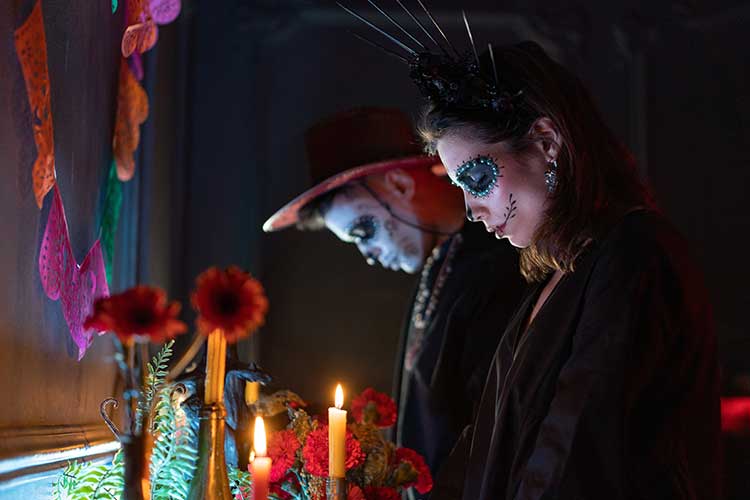 El Día de los Muertos est une fête mexicaine qui honore les morts dans la joie