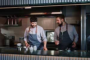 Les hommes en cuisine : 10 tendances incontournables