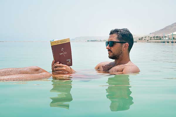 Hommes en vacances : 10 accessoires pour chiller cet été