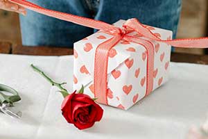 Pour ce genre de cadeau de couple, insistez bien sur le ciment de votre relation : vos souvenirs !