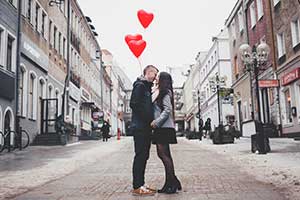 Restaurant ou fleurs, il existe plein de cadeaux pour les hommes amoureux !