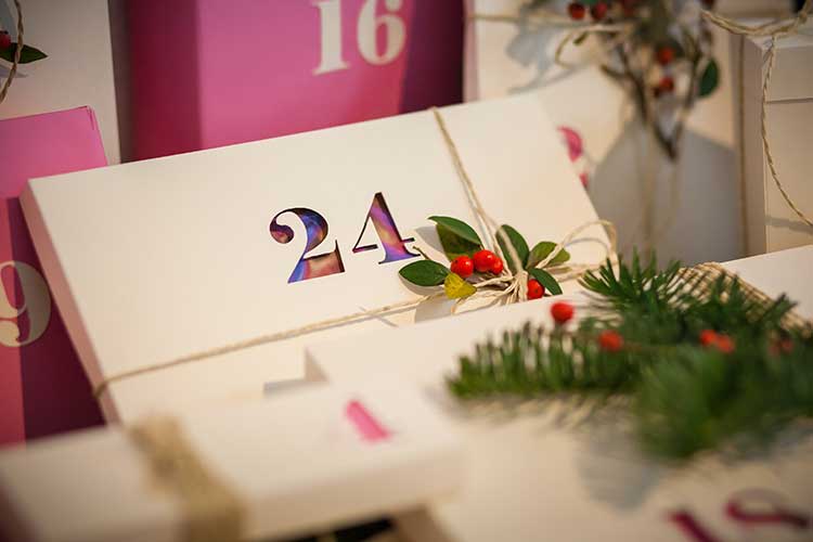 24 petits cadeaux regroupés sur une commode avec chacun le numéro d’une journée