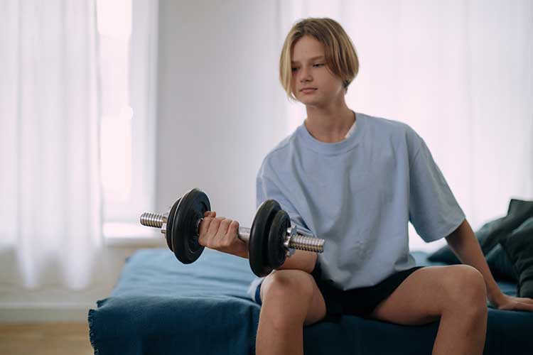 Les adolescents font de la musculation à la maison pour avoir un corps d athlète