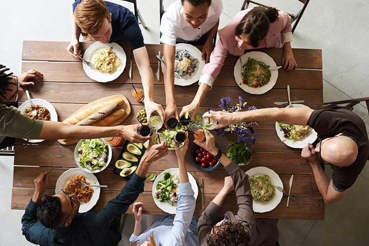 Apéritif entre amis ou fête en grande pompe, la pendaison de crémaillère est une belle occasion de faire la fête