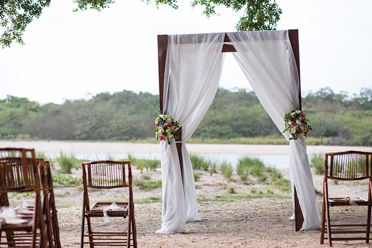 arche de mariage très symbolique pour les photos des époux