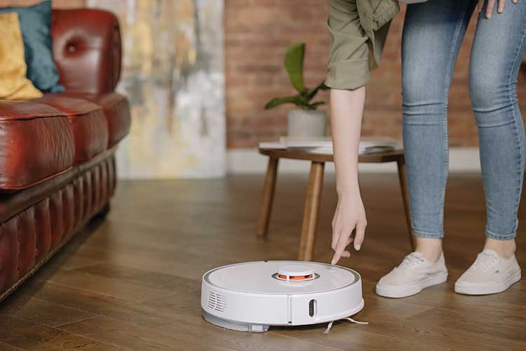 aspirateur robot simplifie la vie des femmes au quotidien