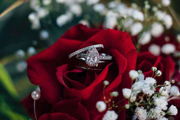 Le cérémonial de la bague au doigt est toujours aussi romantique pour les amoureux