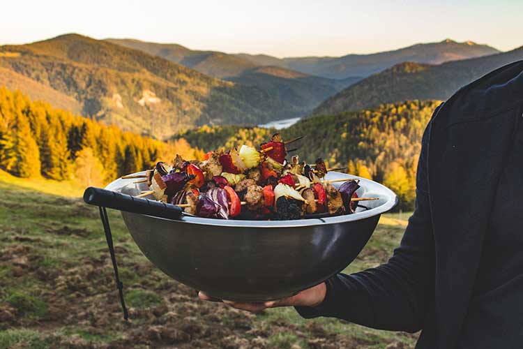 Le barbecue est le repas officiel des vacances pour les hommes, un indispensable