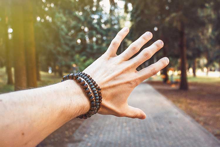 Association tendance : les bijoux cuir et grosses perles pour homme