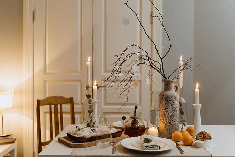 Du blanc, du bois, de la simplicité pour la table de Noël