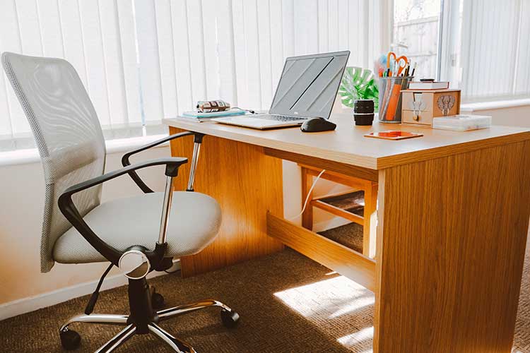 Un bon fauteuil est indispensable à un homme qui travaille à la maison