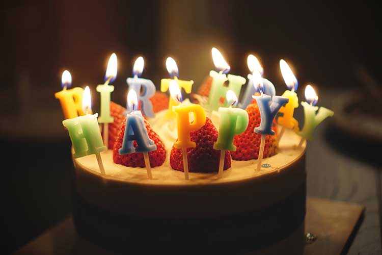 Les bougies tiennent une place essentielle pendant un anniversaire et elles décorent le gâteau