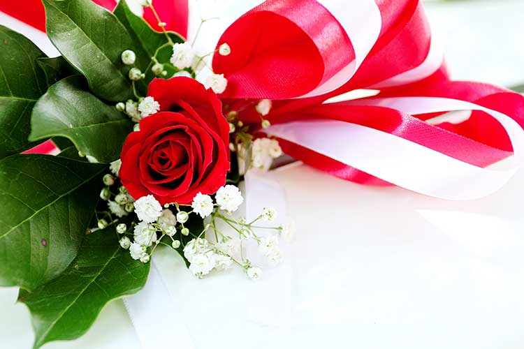 Un bouquet de roses symbole de passion prouve son amour
