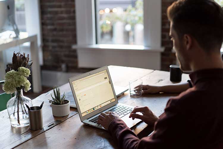 Le bureau est indispensable pour étudier dans de bonnes conditions