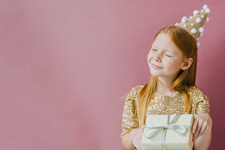 Les cadeaux pour les anniversaires des enfants varient selon les coutumes