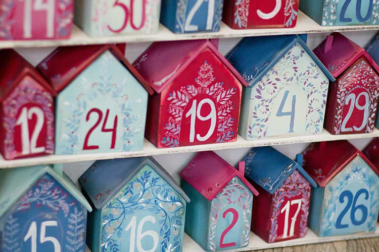 Le calendrier de l’avent avec les petites maisons de Noël décorées à ouvrir du 1 au 24 décembre