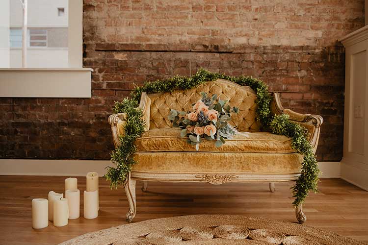 Un canapé est une idée cadeau pour les mariés