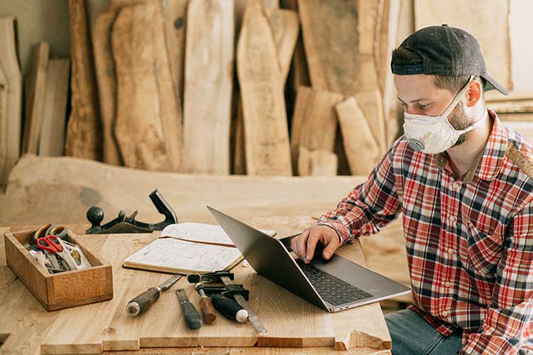 Casque, masque, lunettes... les accessoires de sécurité sont indispensables pour bricoler