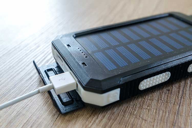 Un modèle de chargeur de batterie fonctionnant à énergie solaire