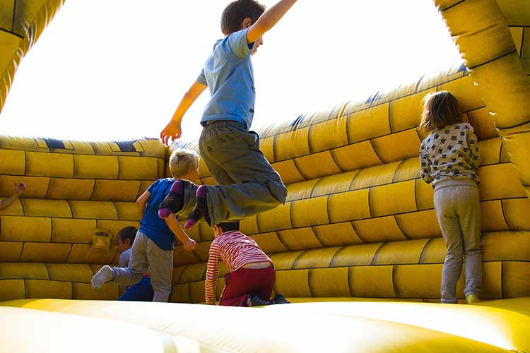 Les châteaux gonflables sont des idées originales pour amuser les enfants pendant un anniversaire