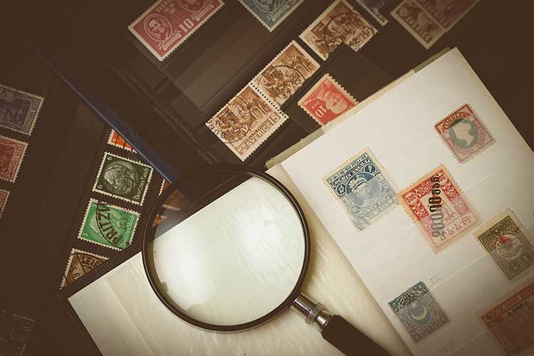 La collection de timbres - philatélie - est la collection la plus populaire chez les hommes réunissant de très nombreux adeptes