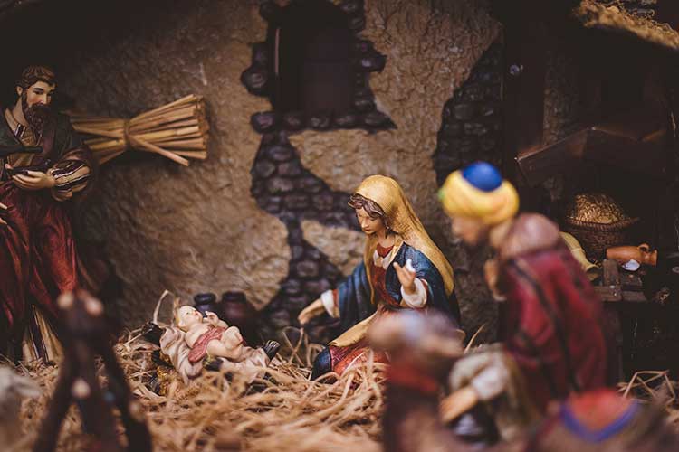 La crèche représente la scène de la Nativité de Jésus-Christ le 24 décembre