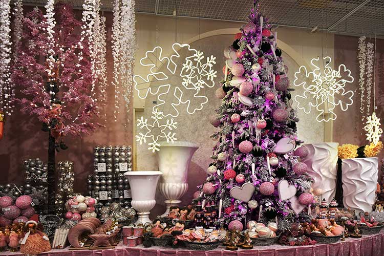 Une déclinaison de rose pour une table de Noël à la décoration girly