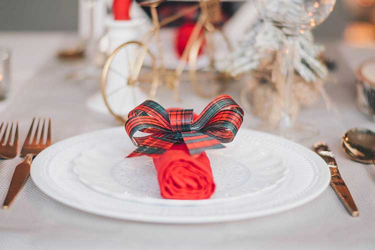 La décoration de la table de Noël plonge les convives dans l’ambiance