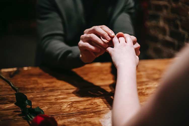 Une demande en mariage au restaurant dans les règles