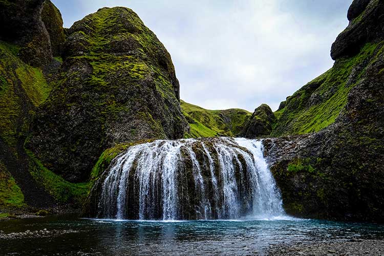 Se dire oui devant une cascade naturelle