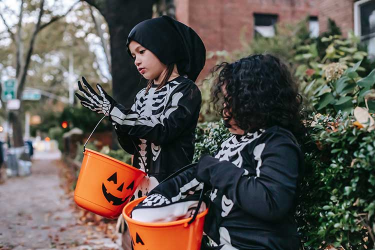 Les enfants se déguisent le soir du 31 octobre pour fêter Halloween