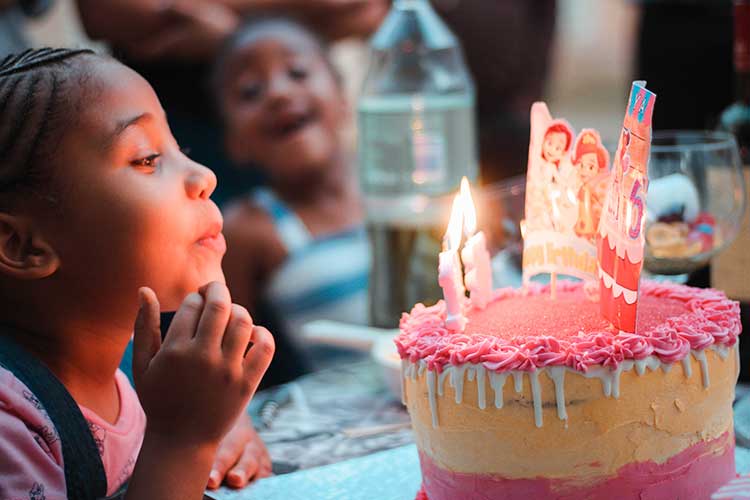 Le gâteau d’anniversaire et les bougies sont un symbole universel pour les enfants