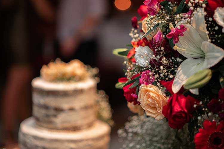 Le gâteau d’anniversaire de mariage pour célébrer l’union des amoureux