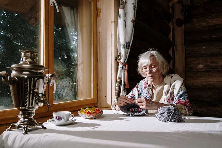 Les grands-mères apprécient les loisirs créatifs comme le tricot