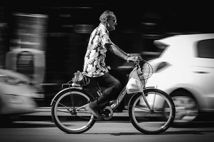 Les grands-pères sportifs font du vélo pour se déplacer