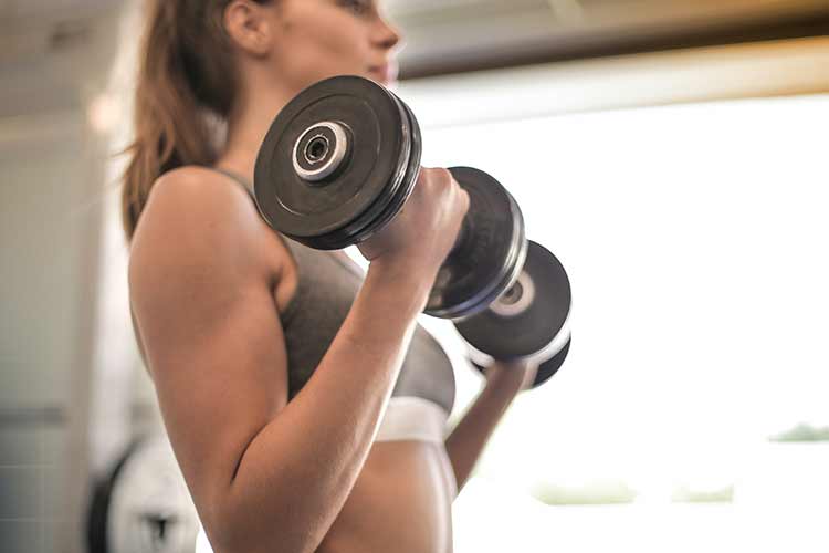 Les haltères ne sont pas destinés qu’aux hommes bodybuildés