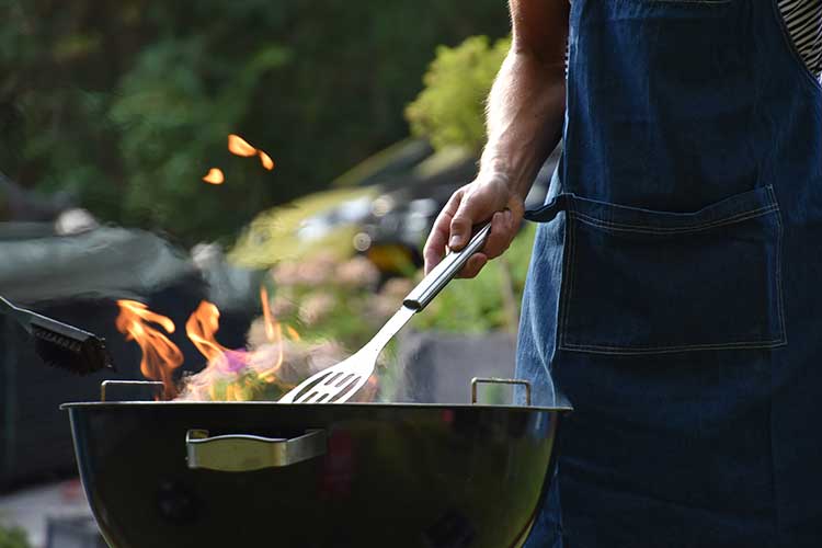 homme cuisine le barbecue