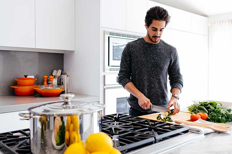 Un homme en cuisine