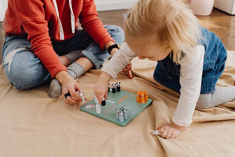 Les enfants peuvent commencer à jouer au jeu de plateau à partir de 3 ans