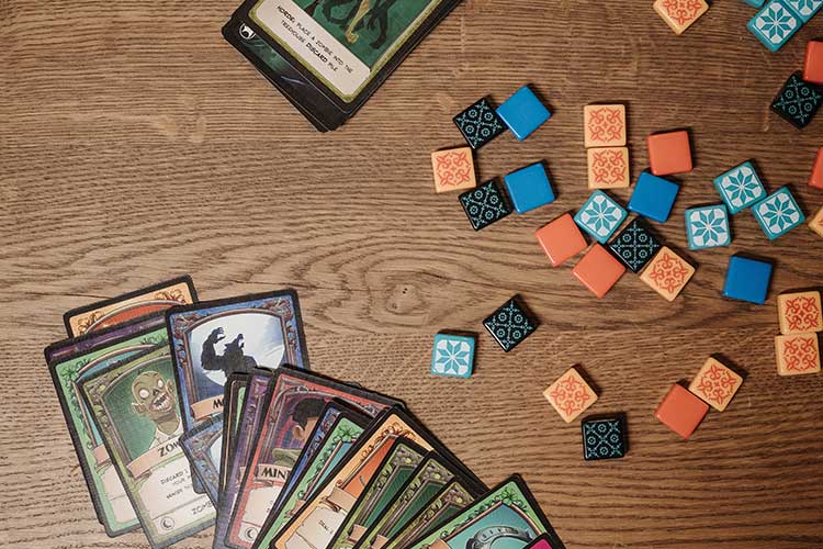 Les jeux de société avec des cartes et des pions sont géniaux pour des moments en famille