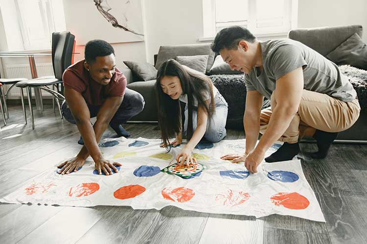 Les jeux de société sont des moyens de passer un bon moment à rire entre amis