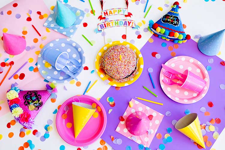 Le kit d'anniversaire contient le nécessaire pour une fête réussie