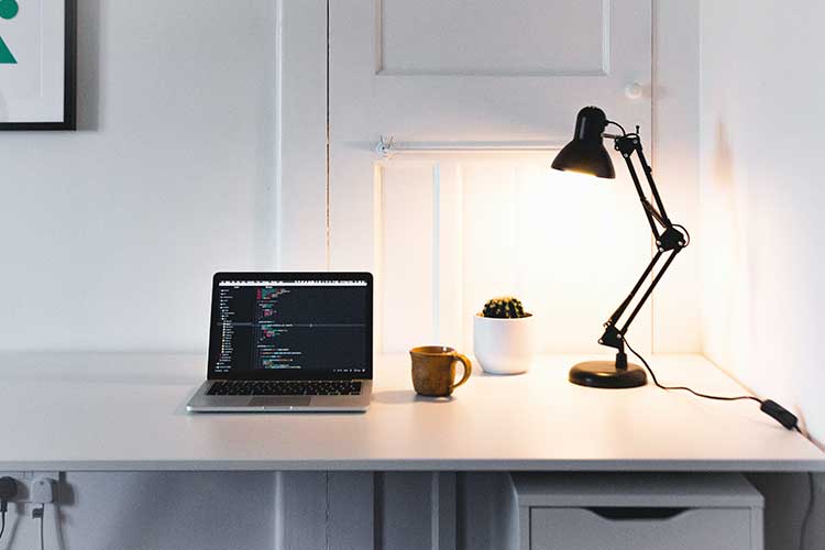 Les lampes de bureau sont des accessoires incontournables pour travailler en pleine lumière