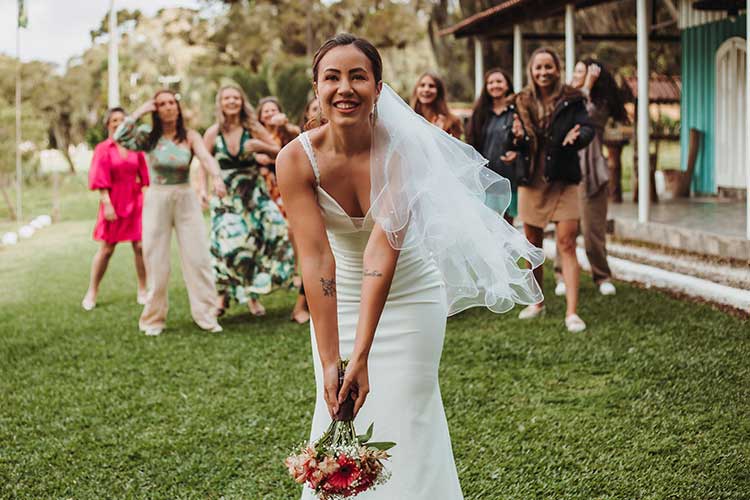 Le lancer du bouquet de la mariée est une tradition incontournable