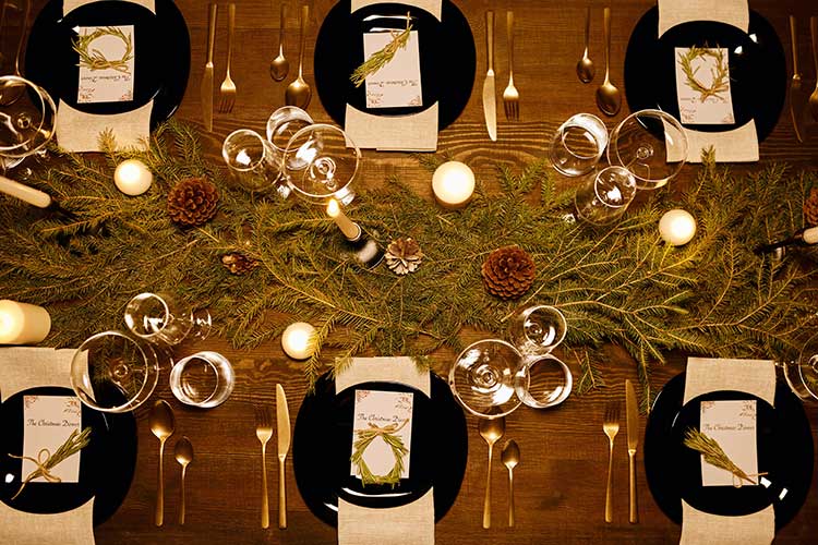 La nature offre tout ce qu'il faut pour réaliser une table de Noël magnifique