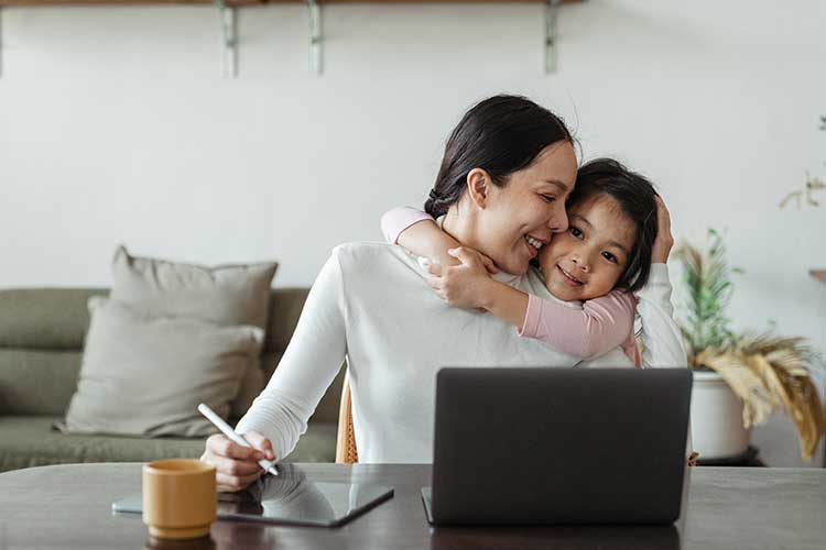 L ordinateur est une idée cadeau essentielle pour une maman qui travaille