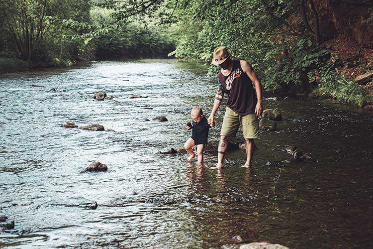 Le chapeau est l accessoire au top pour le papa amoureux des grands espaces et des balades