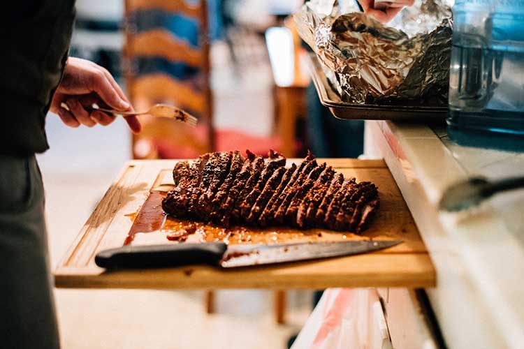 Les couteaux permettent de réaliser des découpes de viande parfaite en cuisine