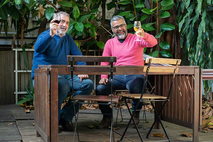 Les papas épicuriens adorent boire du vin entre amis